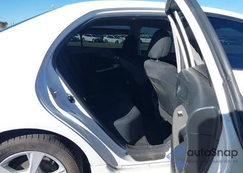 2011 Toyota Corolla S z USA, uszkodzony, nr VIN 2T1BU4EE0BC744618